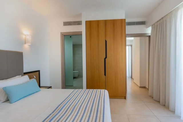 جناح بسرير مزدوج بغرفة نوم واحدة مع أريكة، Minos Hotel 1/6