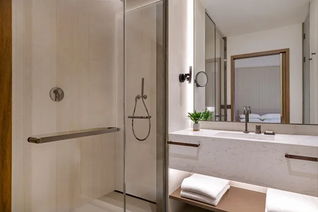 غرفة ديلوكس بسريرين كوين بإطلالة على الفناء، JW Marriott Hotel Madrid 7/8