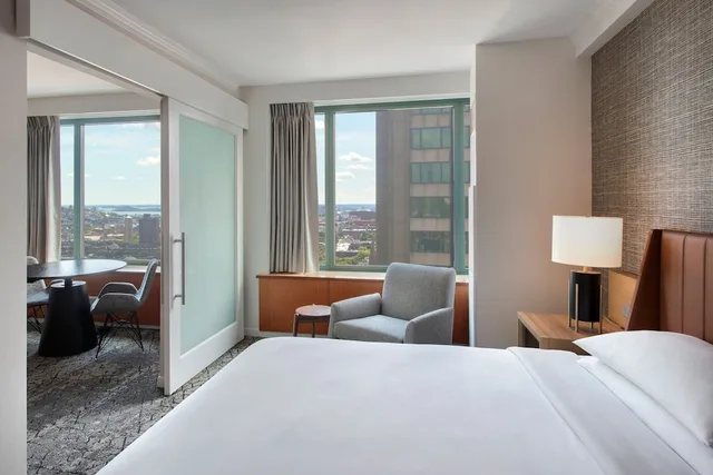 جناح جونيور بسرير كينج مع أريكة، SHERATON BOSTON HOTEL 5/10