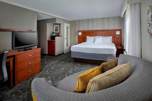 غرفة بسرير كوين مع أريكة، Sonesta Select Tinton Falls Eatontown 2/3