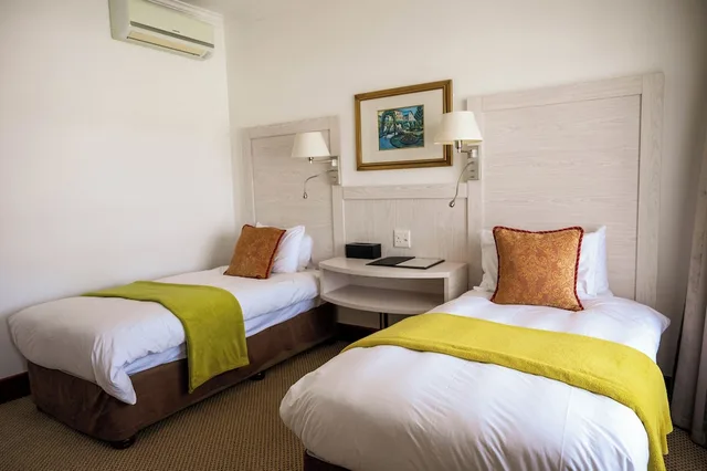 Luxury, Twin Beds, Val Du Charron Coach House 3/6