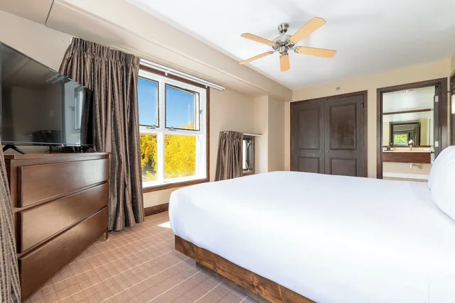 جناح بسرير كينج بغرفة نوم واحدة مع أريكة، The Peaks Resort And Spa 2/4
