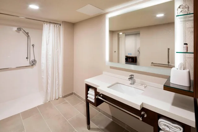 غرفة بسرير كينج، Delta Hotels Minneapolis Northeast 4/11