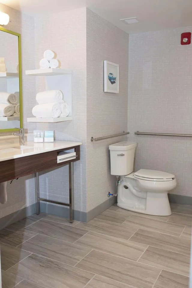 Room, 2 Queen Beds, Bathtub, Accessible, Hampton Inn and Suites Dundee 4/4
