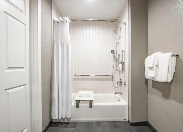 جناح استوديو بسرير كينج بحوض استحمام لذوي الإعاقة، Residence Inn Oxnard River Ridge 5/6