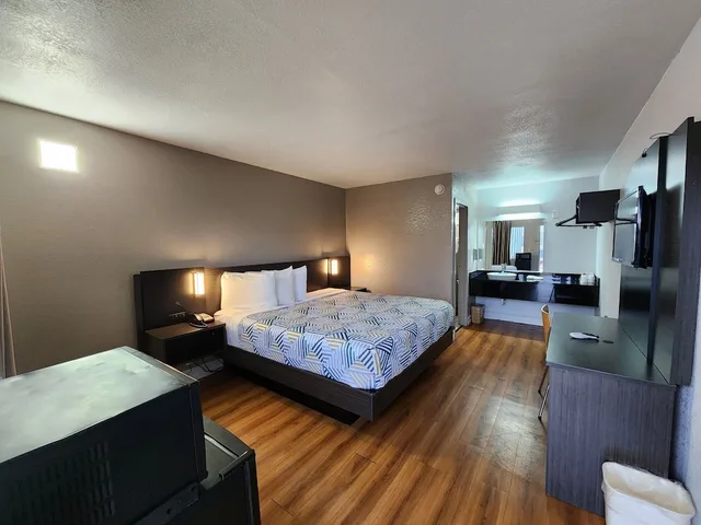 1 King Bed - Mobil Acc RI Shwr Smk Micfridg، Motel6 North Little Rock, AR 1/7