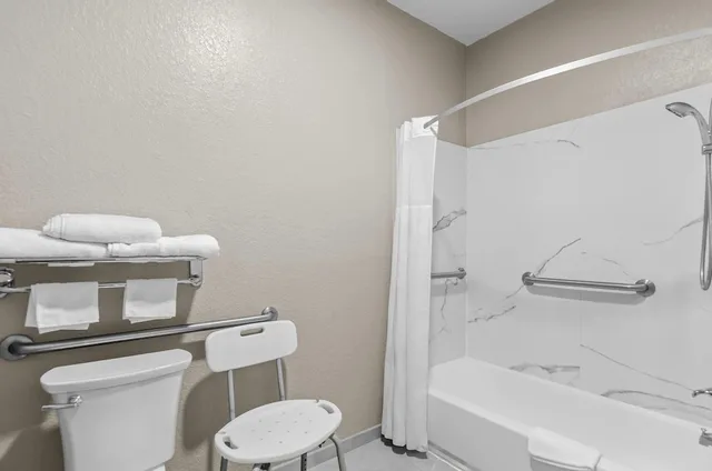 غرفة بسرير مزدوج لذوي الإعاقة، Super 8 by Wyndham Houston/Brookhollow NW 5/8