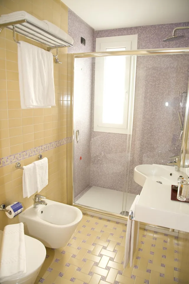 غرفة متصلة، Artemis Hotel 1/3