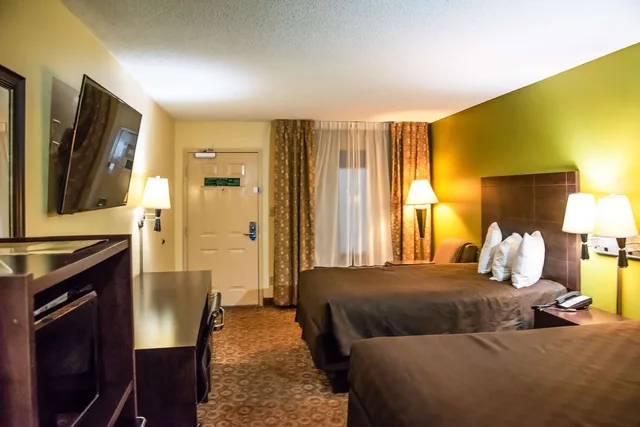 غرفة بسريرين مزدوجين للمدخنين، Rodeway Inn & Suites Clarksville near Governors Square Mall 2/3