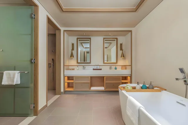 جناح بريميوم بسرير فردي بإطلالة على البحر بغرفتي نوم، Fusion Resort and Villas Da Nang 2/2