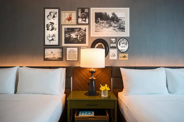 غرفة بسريرين كوين مع دخول الصالة، Renaissance Minneapolis Bloomington Hotel 3/8