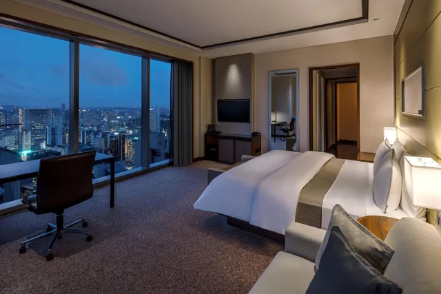 غرفة غراند بريميير كبيرة بسرير كينج، The Westin Singapore 1/7