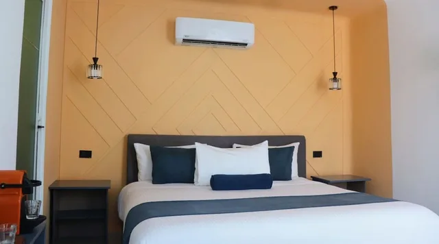 غرفة فاخرة بسرير كينج بإطلالة على المسبح بحمام خاص، Casa Gem B&B 5/10