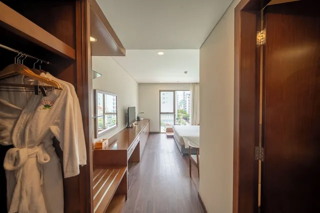 غرفة سوبيريور بسرير كينج بإطلالة جزئية على البحر، Tamarind Hotel Da Nang 10/10