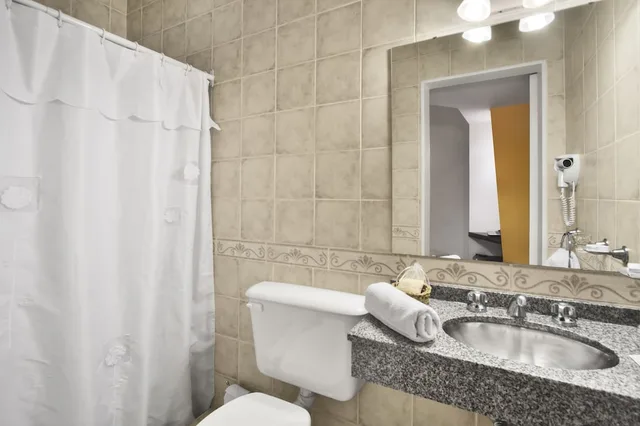 غرفة سوبيريور بسريرين منفصلين وسريرين كوين، Milan Hotel 6/6