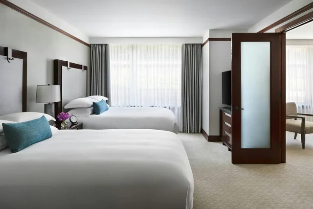 جناح بسريرين مزدوجين بغرفة نوم واحدة مع أريكة، The Ritz-Carlton Georgetown, Washington, D.C. 1/3