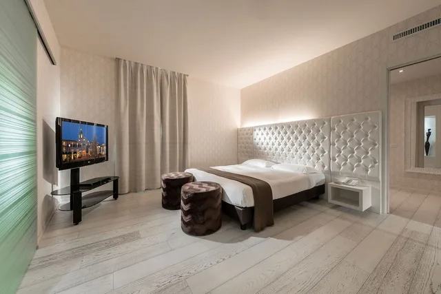 جناح رئاسي بسرير مزدوج مع أريكة، Base To Work Hotel 1/3