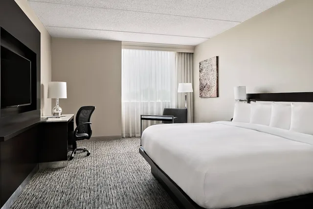 غرفة بسرير كينج لذوي الإعاقة، Cleveland Marriott East 1/3