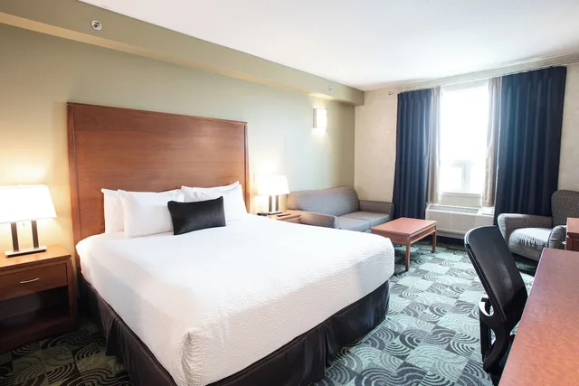 غرفة قياسية بسرير كينج مع أريكة، Deerfoot Inn Casino 1/7