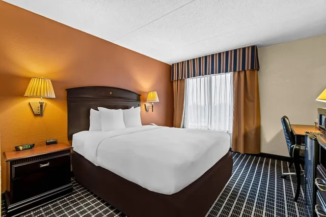 غرفة بسرير كوين، Comfort Inn & Suites Somerset - New Brunswick 4/5
