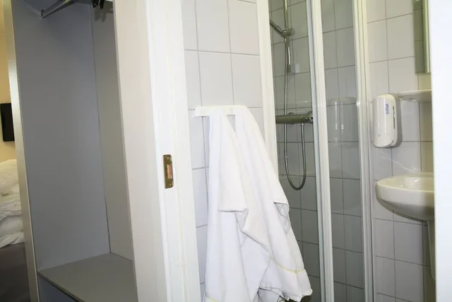 غرفة بسريرين منفصلين بحمام خاص، Oslo Vandrerhjem Haraldsheim 3/3