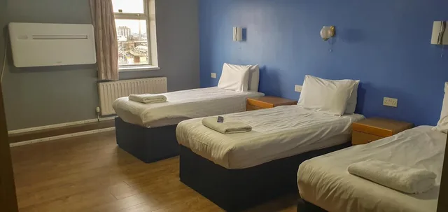 غرفة ثلاثية، Gilson Hotel 3/8