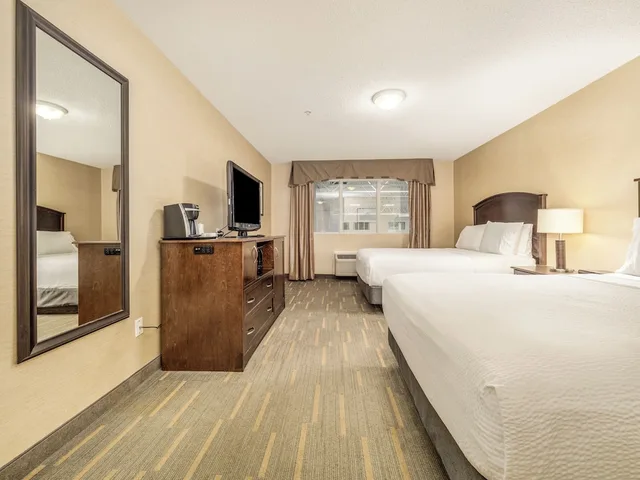 جناح بسريرين كوين بإطلالة على المسبح بغرفة نوم واحدة، HOLIDAY INN LETHBRIDGE 3/10