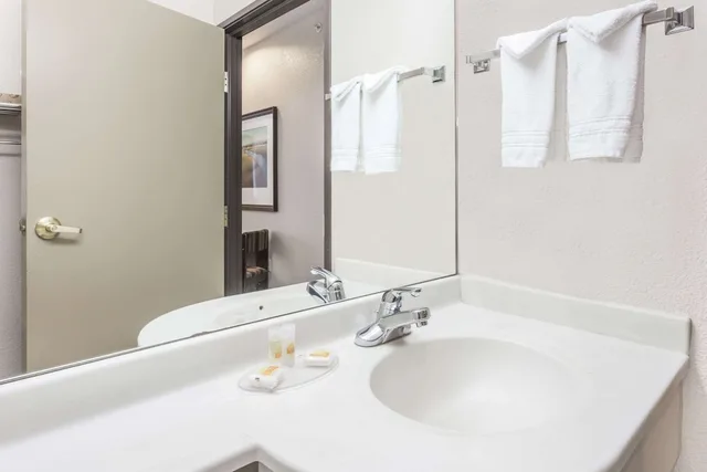 غرفة بسرير كوين لذوي الإعاقة، Days Inn by Wyndham near Kansas Speedway 6/8