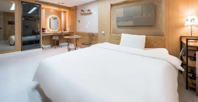 غرفة غراند بسرير مزدوج، Friendly Dh Naissance Hotel By Mindrum Group 4/8