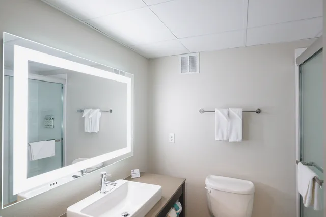 Suite, King Bed, Holiday Inn Express & Suites Marquette, an IHG Hotel 7/10