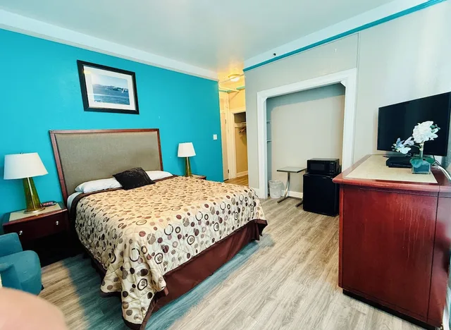 غرفة قياسية بسرير كوين بحمام خاص، Admiral Hotel 5/10