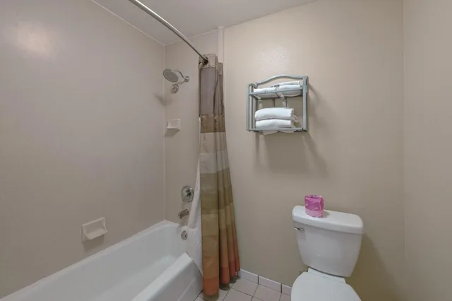 Room, Double Bed, Gateway Inn and Suites Hotel 2/2