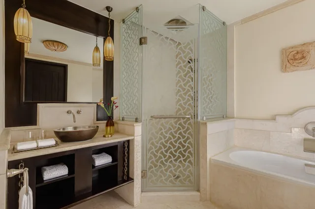 غرفة ديلوكس بسرير مزدوج بإطلالة على البحر، Sharq Village & Spa, a Ritz-Carlton Hotel 4/5
