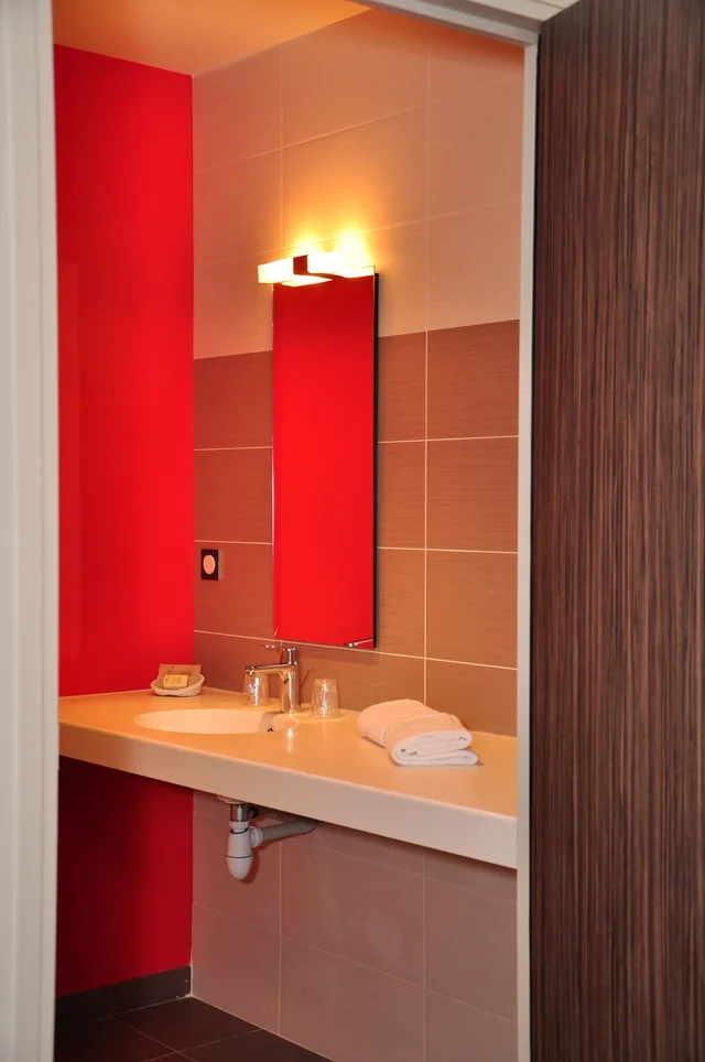 غرفة كومفورت ثلاثية بسرير كينج وسرير فردي، Logis Hotel La Bonne Auberge 1/1