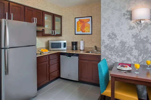 جناح بسرير كوين بغرفة نوم واحدة مع أريكة، Residence Inn New Orleans Metairie 7/7