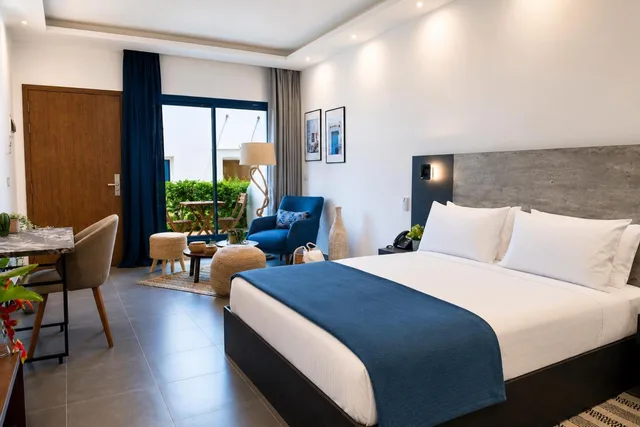جناح جونيور، The Lead Hotel 1/2
