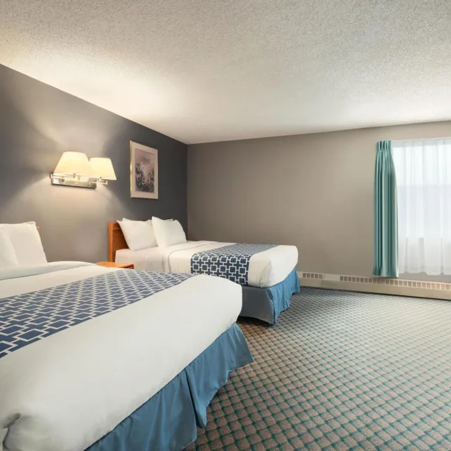 Deluxe, King Bed, 2 Queen Beds, Travelodge by Wyndham Edmonton Airport 3/9