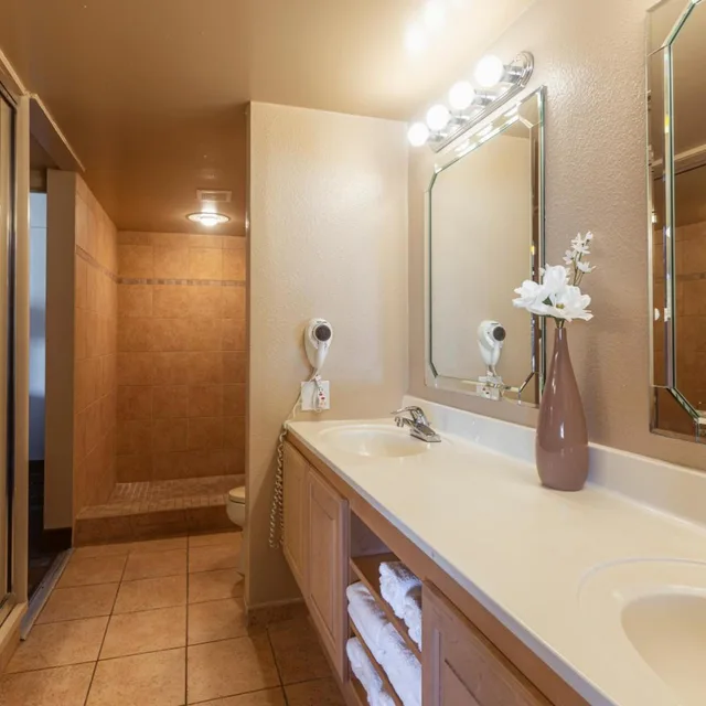 Pointe, Suite, 2 Queen Beds, Beach Floor، The Nautical Beachfront Resort 3/3