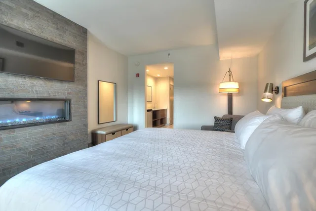 1 Bedroom, Suite, King Bed, Parkway View, Sofa, Holiday Inn & Suites Pigeon Forge Convention Center (ex Econo Lodge Hotel) 2/3
