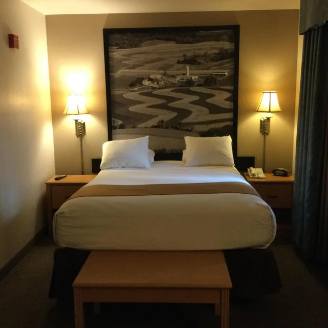 جناح تنفيذي بسرير كينج، Super 8 by Wyndham Monroe WI 2/3