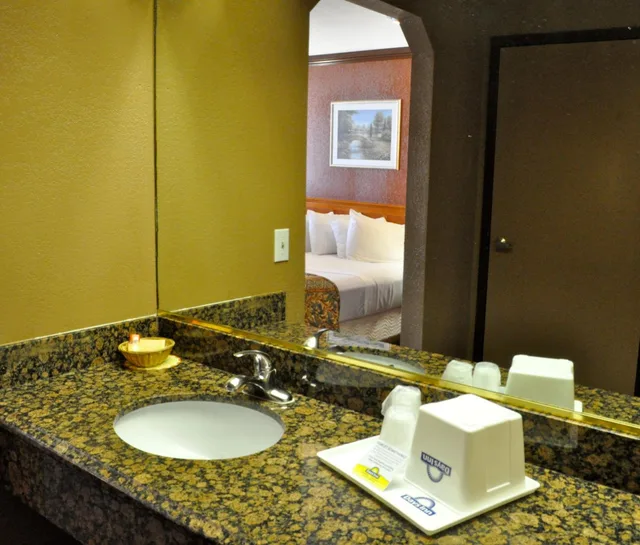 غرفة بسرير كوين بحوض استحمام لذوي الإعاقة، Days Inn By Wyndham Bishop 3/3
