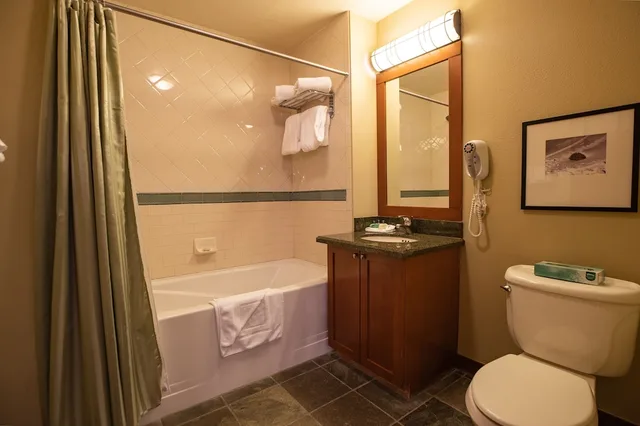 شقة سكنية بسريرين منفصلين وسرير كينج وأسرّة بطابقين بغرفتي نوم مع أريكة، The Village at Palisades Tahoe 4/4