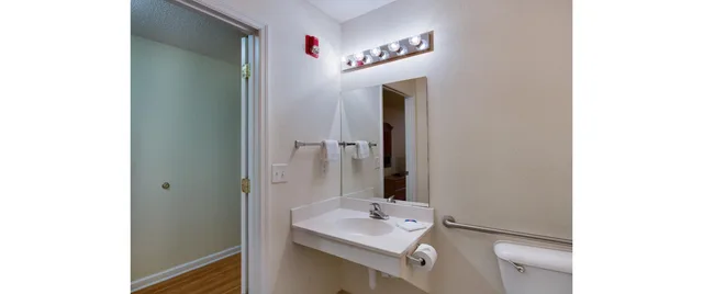 1 King Bed - Mobility Accessible Ri Shower Nsmk، Motel6 Hinesville, GA 9/9