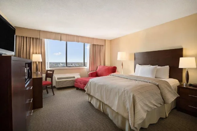 غرفة ديلوكس بسرير كينج وسرير كوين، Senator Hotel And Conference Centre 1/2