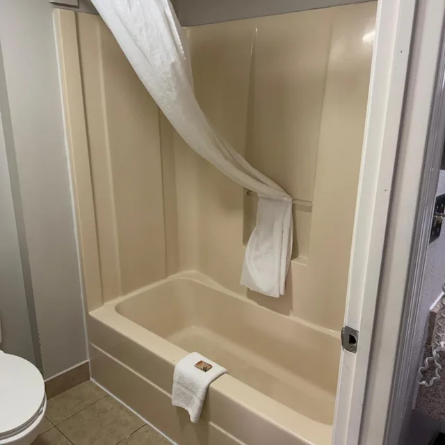 غرفة بسريرين كوين، Savannah Inn 5/6