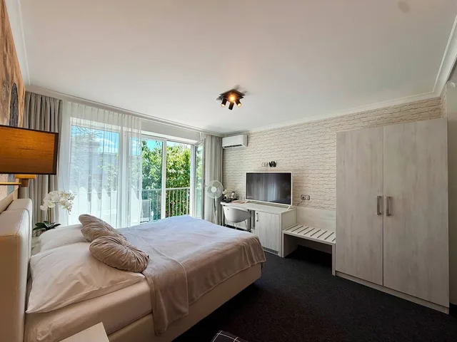 غرفة سوبيريور ثلاثية بسرير كوين وسرير فردي بشرفة، Hotel Shato 1/4