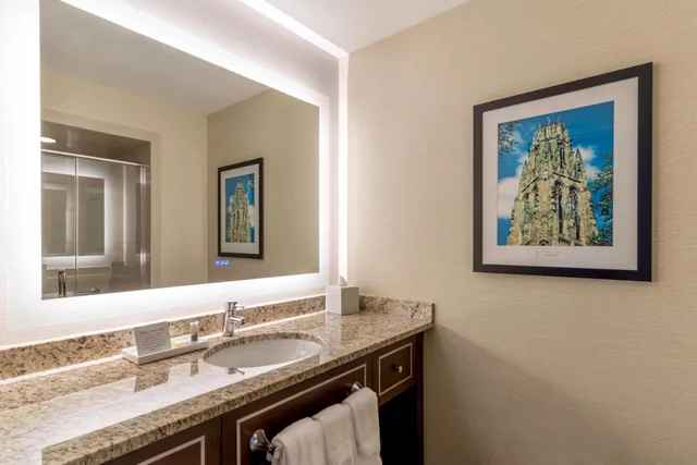 غرفة بسرير كينج مع أريكة، New Haven Hotel 8/9