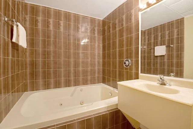 Room, 2 Double Beds, Knights Inn Midland 5/5