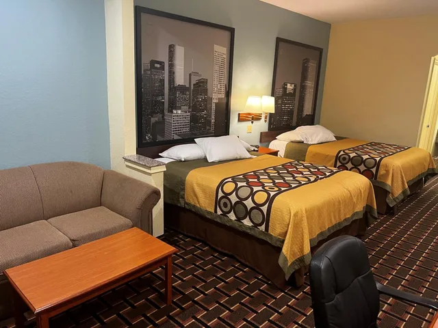 غرفة بسريرين كوين بحوض استحمام لذوي الإعاقة، Super 8 by Wyndham Stafford Sugarland Area 9/10