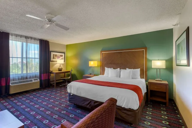جناح بسرير كينج مع أريكة، Comfort Inn West Valley - Salt Lake City South 2/5